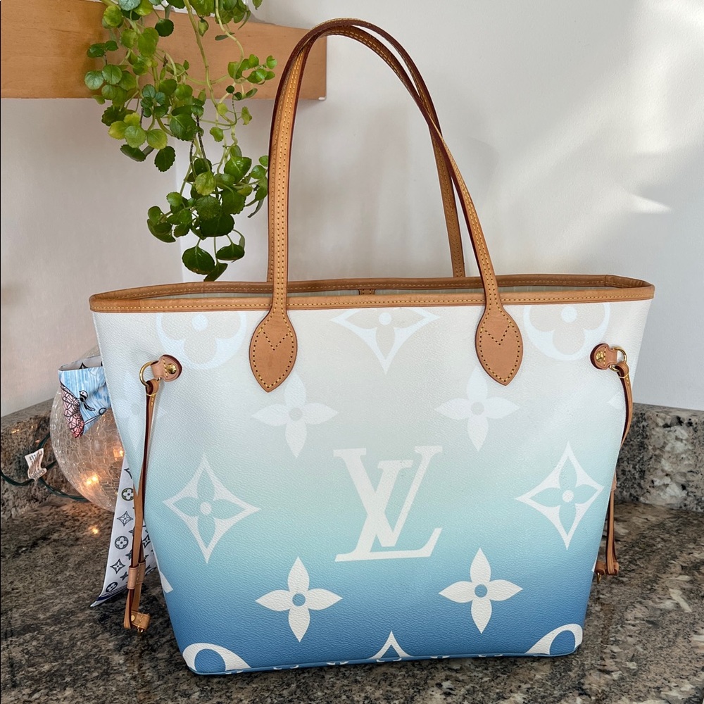 Louis Vuitton Monogram Giant Neverfull MM Gradient By The Pool Tote - Picture 5 of 16